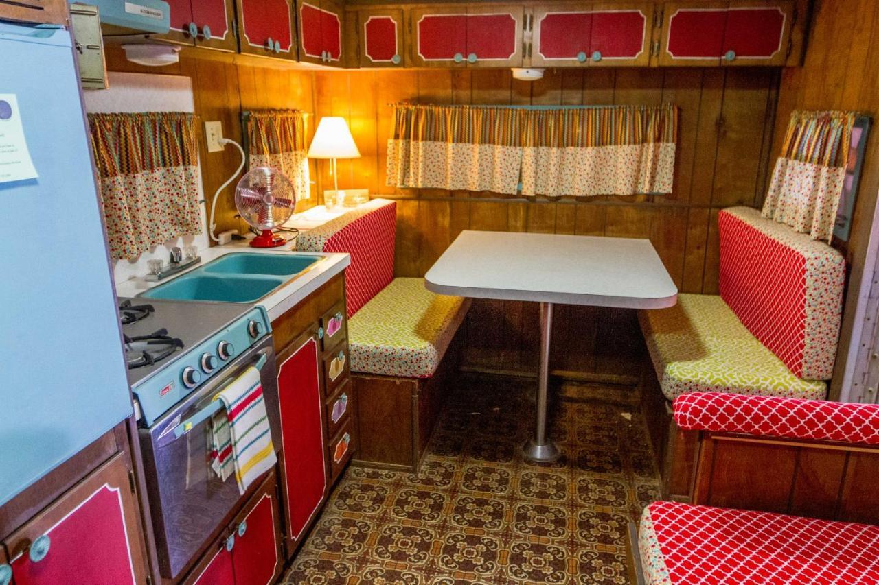 Lone Star Glamp Inn Warrenton Екстер'єр фото
